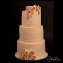 beige bruidstaart met rozen en kant